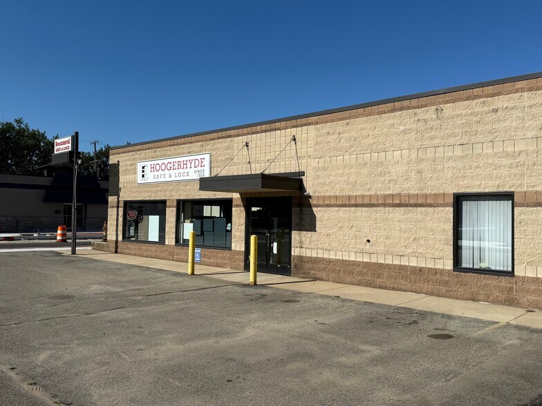 1033 Leonard St NW, Grand Rapids, MI for sale - Building Photo - Image 2 of 7