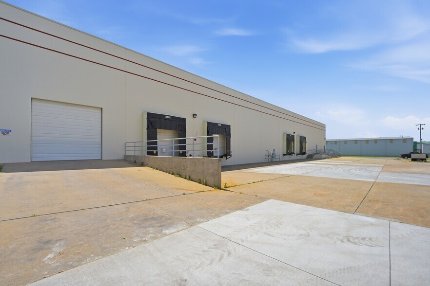 5400 SW 33rd St, Oklahoma City, OK à louer - Photo du bâtiment - Image 3 de 17
