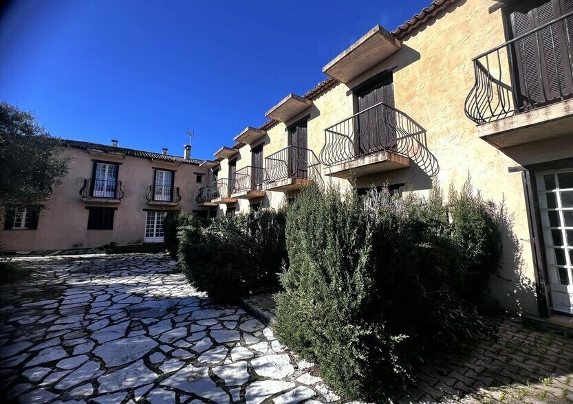 Flex in Antibes for sale - Building Photo - Image 2 of 8