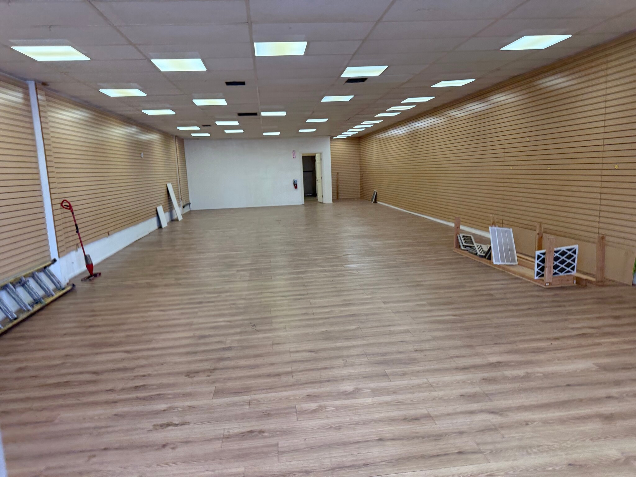 2207 Brundage Ln, Bakersfield, CA for lease Interior Photo- Image 1 of 8