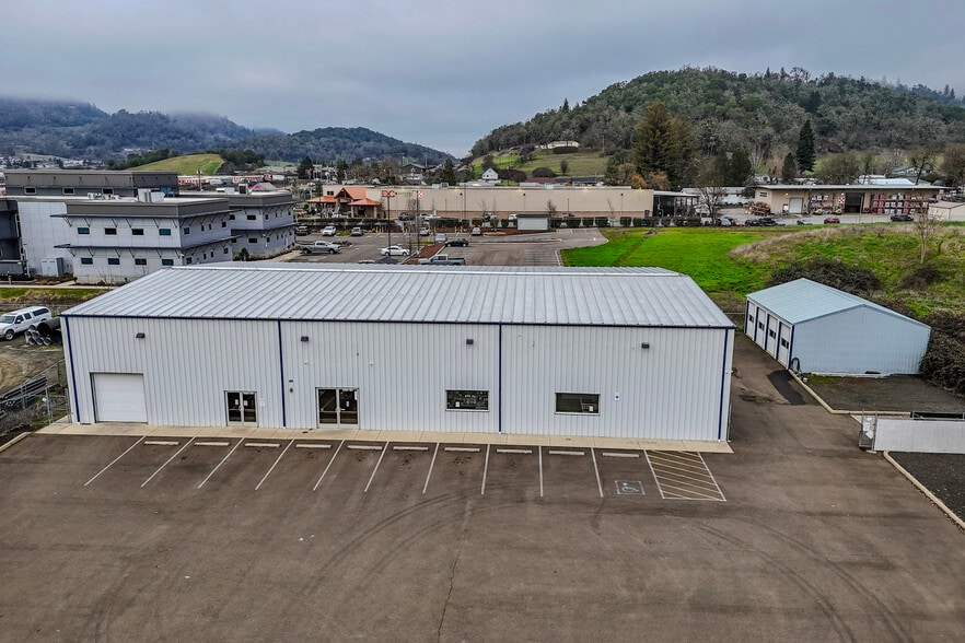 428 NE Newton Creek Dr, Roseburg, OR à vendre - Photo du bâtiment - Image 2 de 15