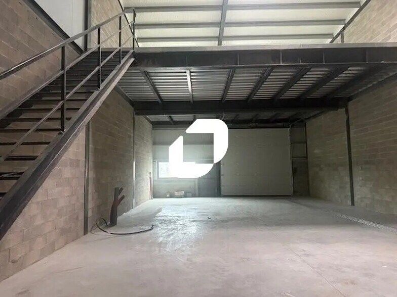 Local d'activités dans Ennery à vendre - Photo du bâtiment - Image 2 de 21