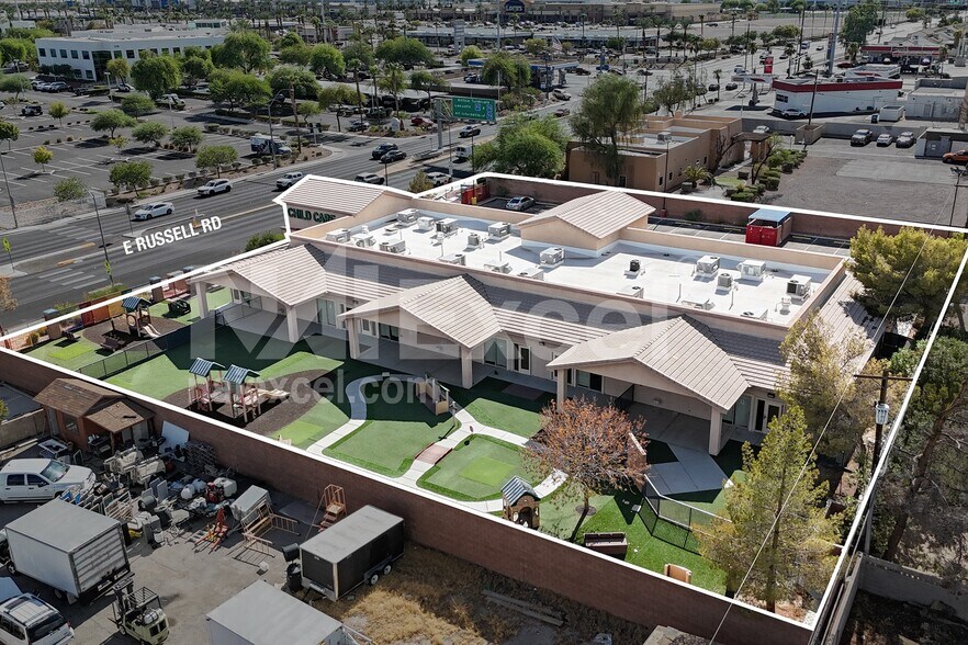 2488 E Russell Rd, Las Vegas, NV à louer - Photo du bâtiment - Image 2 de 33