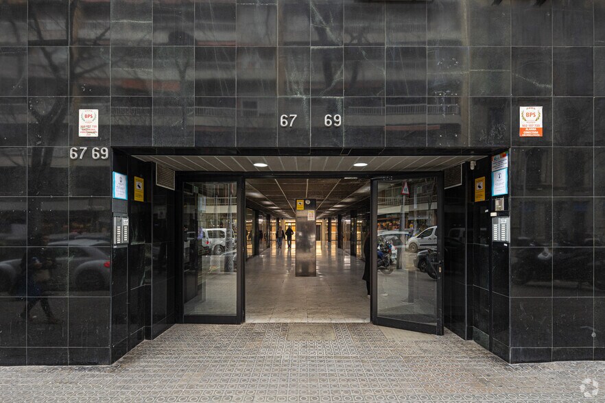 Multifamily in Barcelona, Barcelona for sale - Building Photo - Image 3 of 4