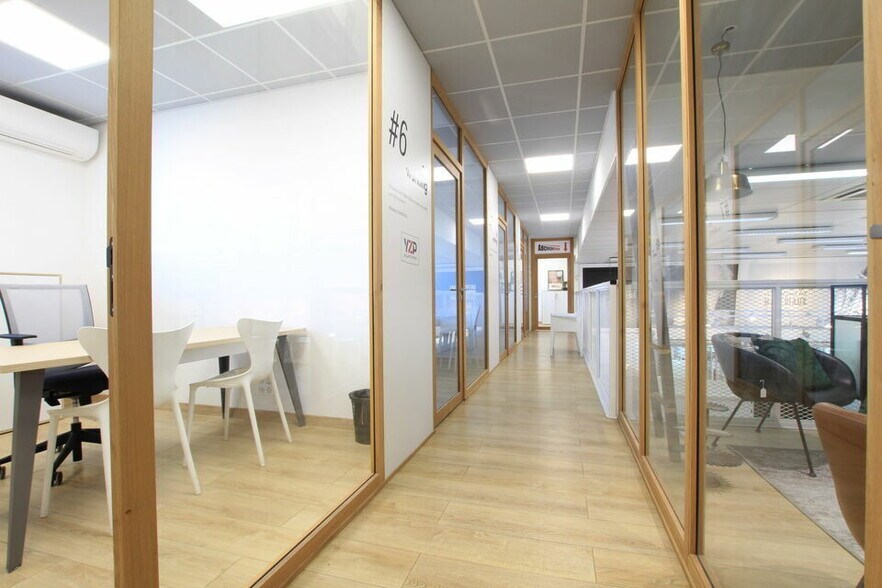 Office in Saint-Just for lease - Interior Photo - Image 1 of 6