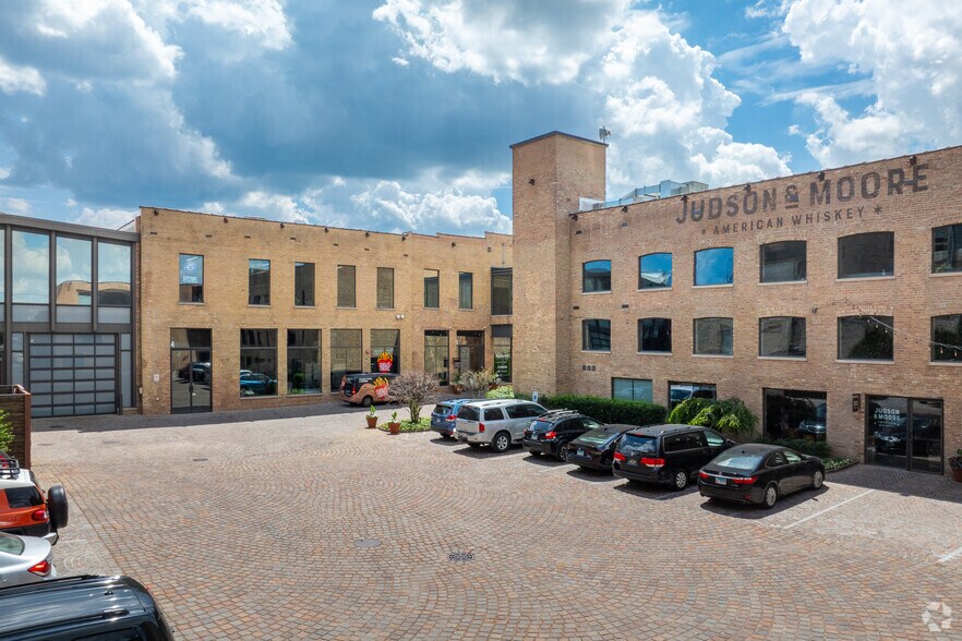 3057 N Rockwell St, Chicago, IL à louer - Photo du bâtiment - Image 1 de 22