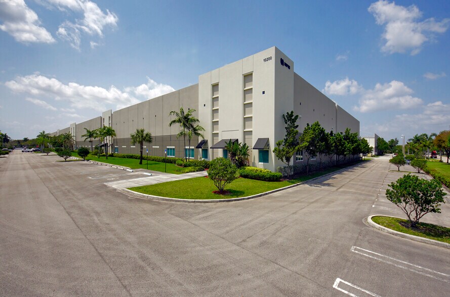 10200 NW 110th Ave, Medley, FL à louer - Photo du bâtiment - Image 1 de 4