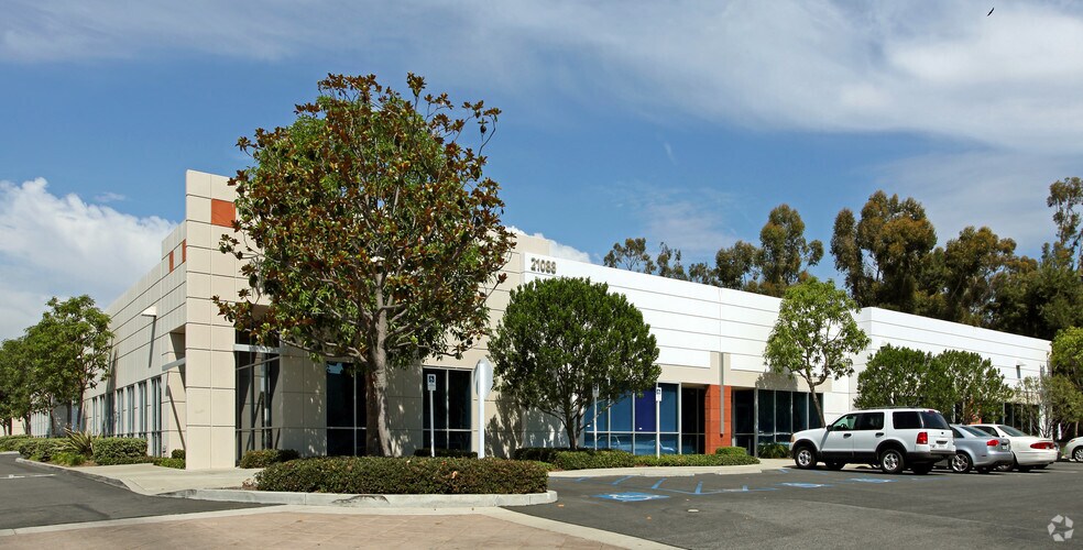 21088 Bake Pky, Lake Forest, CA à vendre - Photo du bâtiment - Image 3 de 7