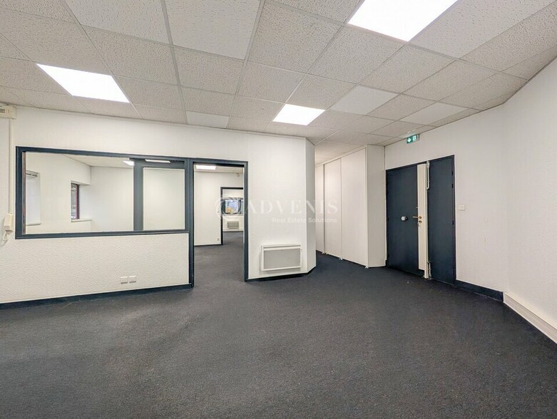 Office in Saint-Grégoire for lease - Interior Photo - Image 3 of 19