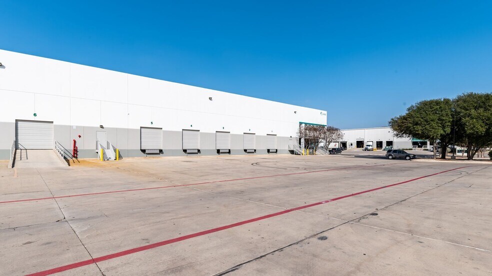 4633 Perrin Crk, San Antonio, TX à louer - Photo du bâtiment - Image 3 de 9