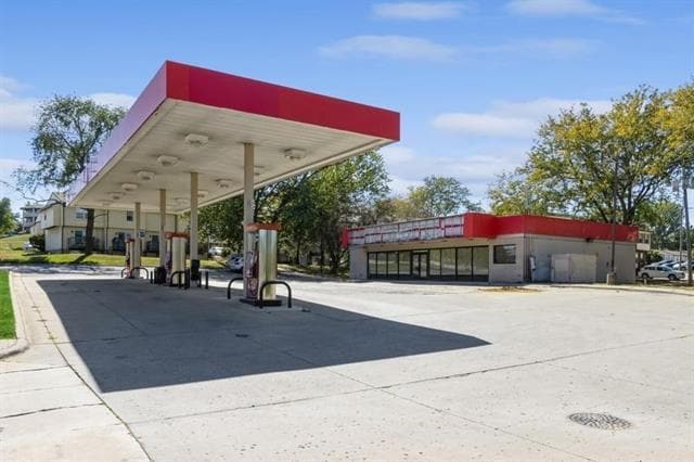 955 Mormon Trek Blvd, Iowa City, IA à vendre - Photo du bâtiment - Image 2 de 15