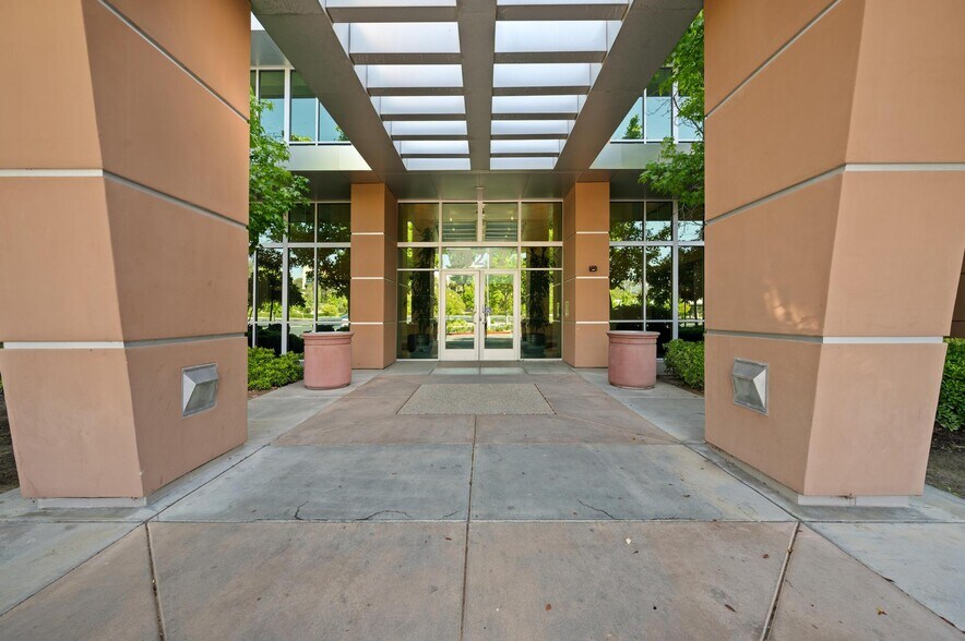 28212 Kelly Johnson Pkwy, Valencia, CA à louer - Photo du bâtiment - Image 2 de 35