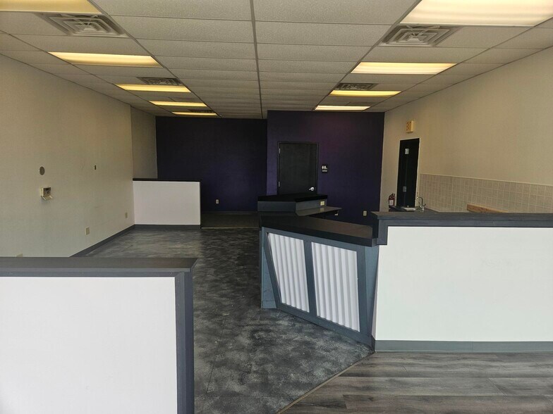 120-180 S Western Ave, Juneau, WI à louer - Photo du bâtiment - Image 3 de 8