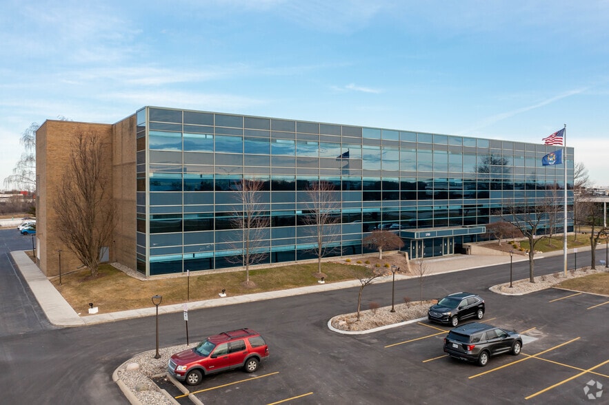 5700 Crooks Rd, Troy, MI à louer - Photo du bâtiment - Image 2 de 6