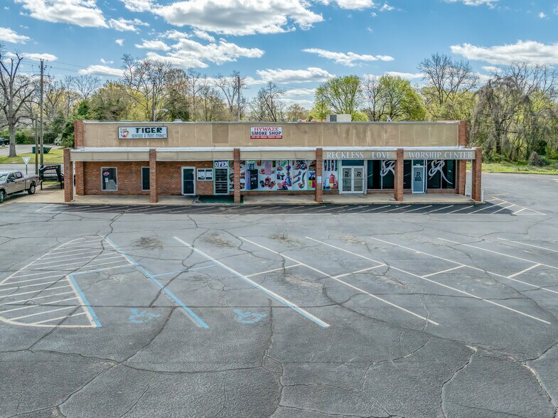 205 S Elm St, Tuskegee, AL à louer - Photo du bâtiment - Image 3 de 10
