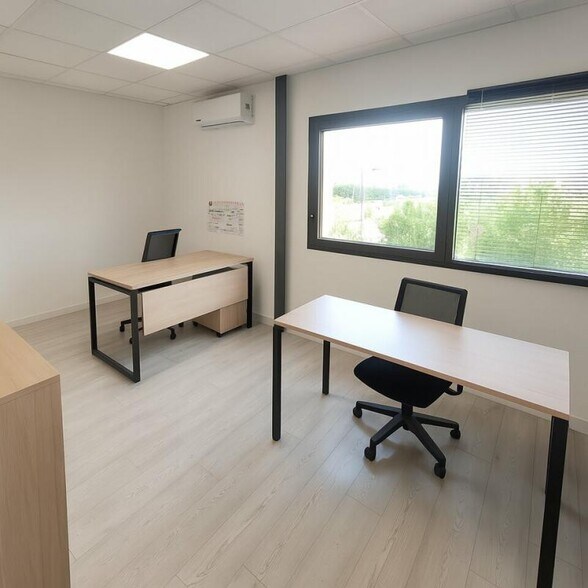 Local d'activités dans Vaulx-Milieu à vendre - Photo du bâtiment - Image 3 de 7