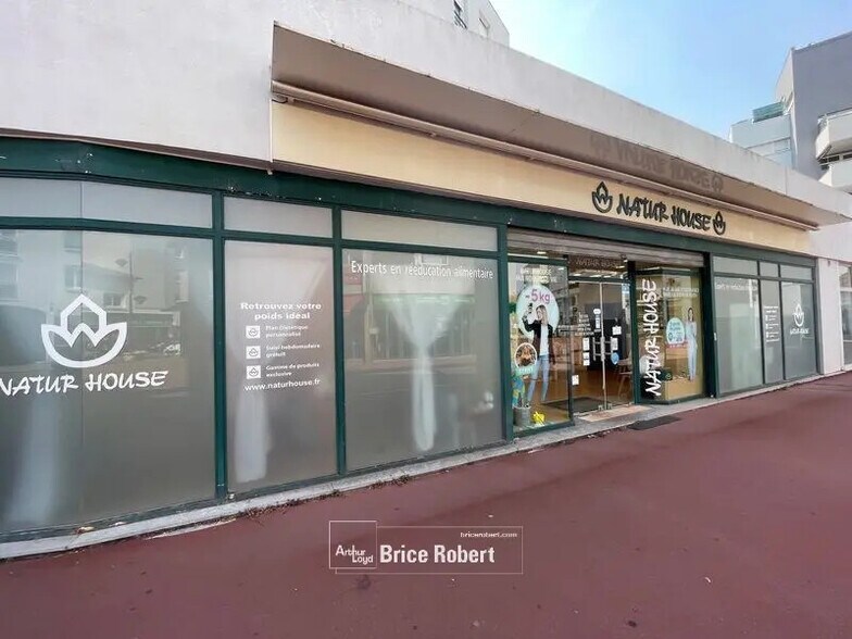 Commerce de détail dans Meyzieu à louer - Photo du bâtiment - Image 2 de 6