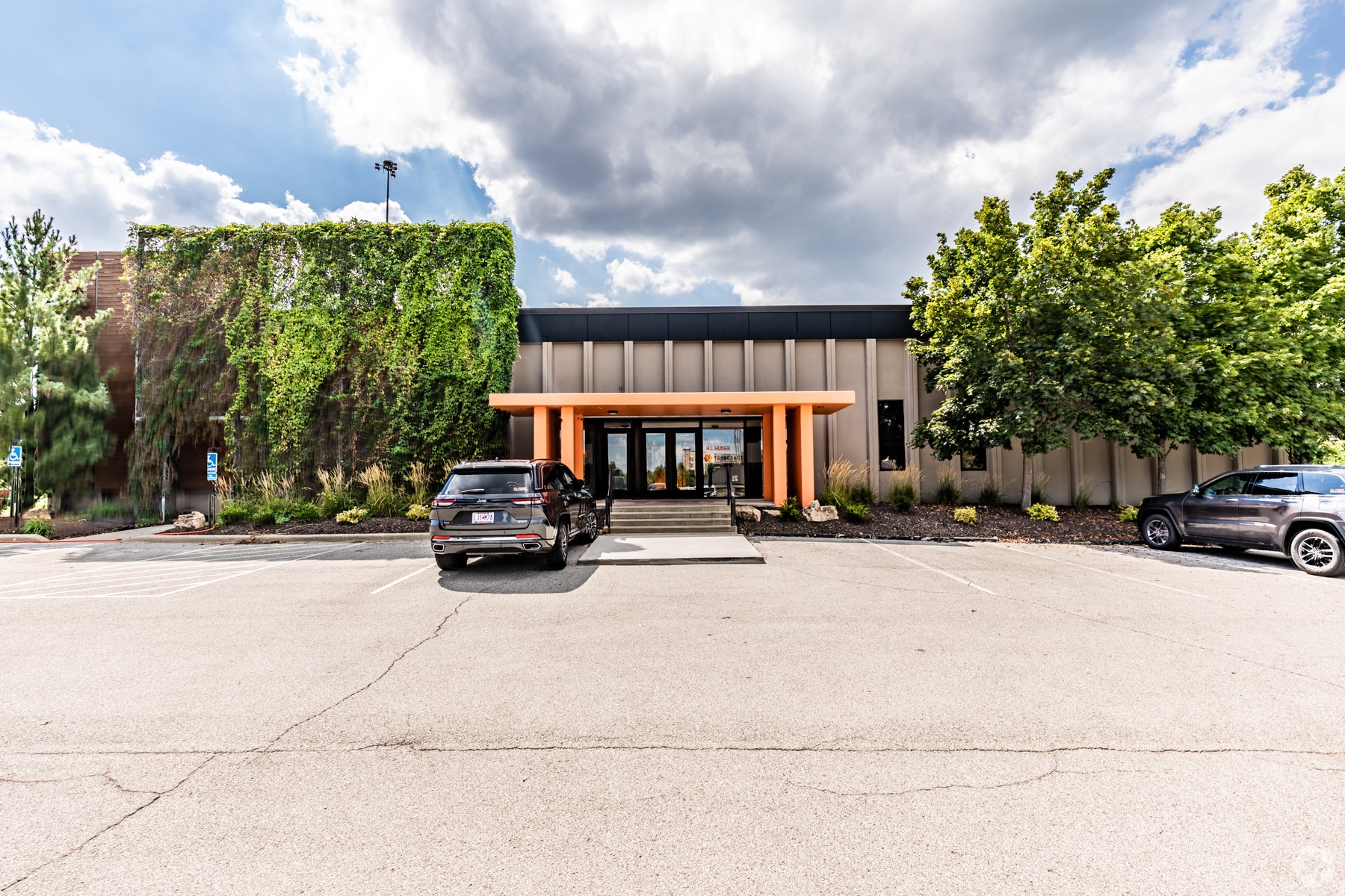 10770 El Monte St, Overland Park, KS for lease Primary Photo- Image 1 of 6