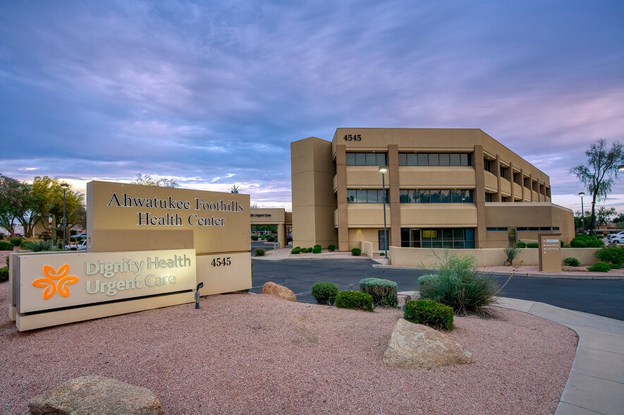 4545 E Chandler Blvd, Phoenix, AZ for lease - Building Photo - Image 3 of 21