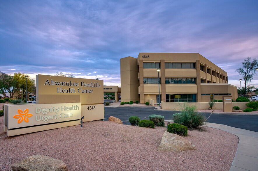 4545 E Chandler Blvd, Phoenix, AZ à louer - Photo du bâtiment - Image 3 de 21