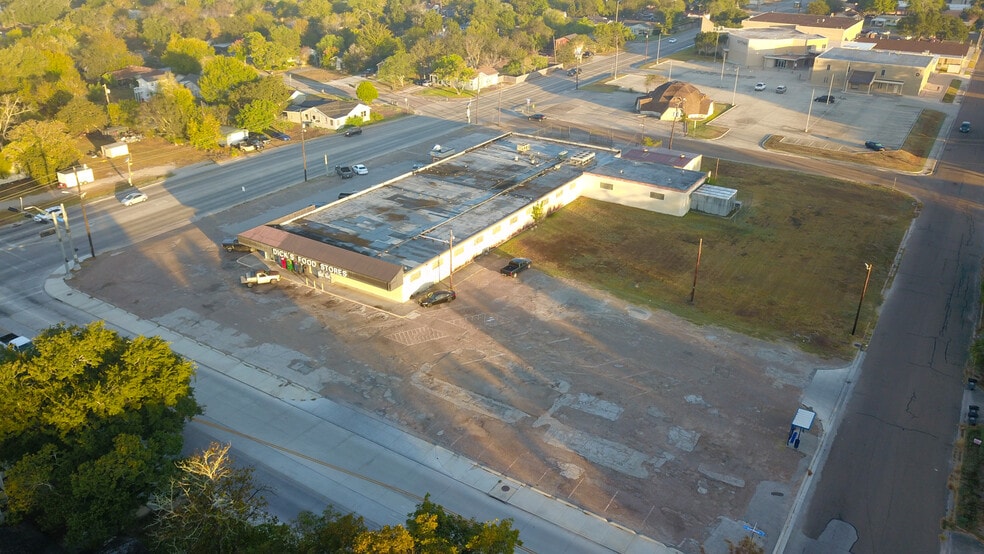 1302 E Crestwood Dr, Victoria, TX for sale - Building Photo - Image 3 of 7