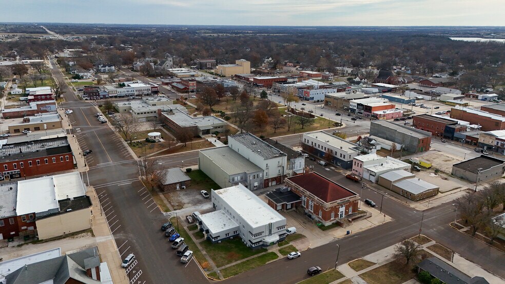 11 N Walnut St, Iola, KS à vendre - Photo du bâtiment - Image 2 de 14