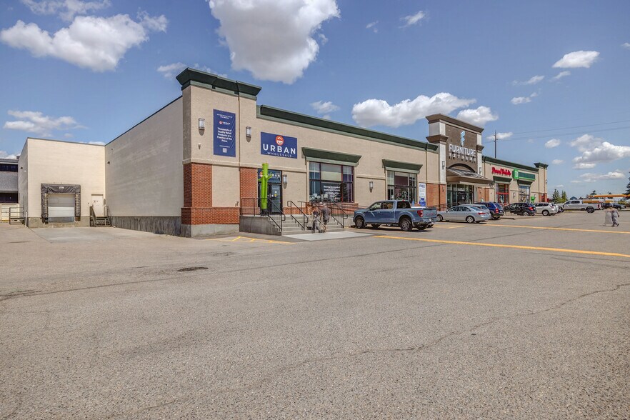 9639 Macleod Trl SW, Calgary, AB à louer - Photo du bâtiment - Image 3 de 8