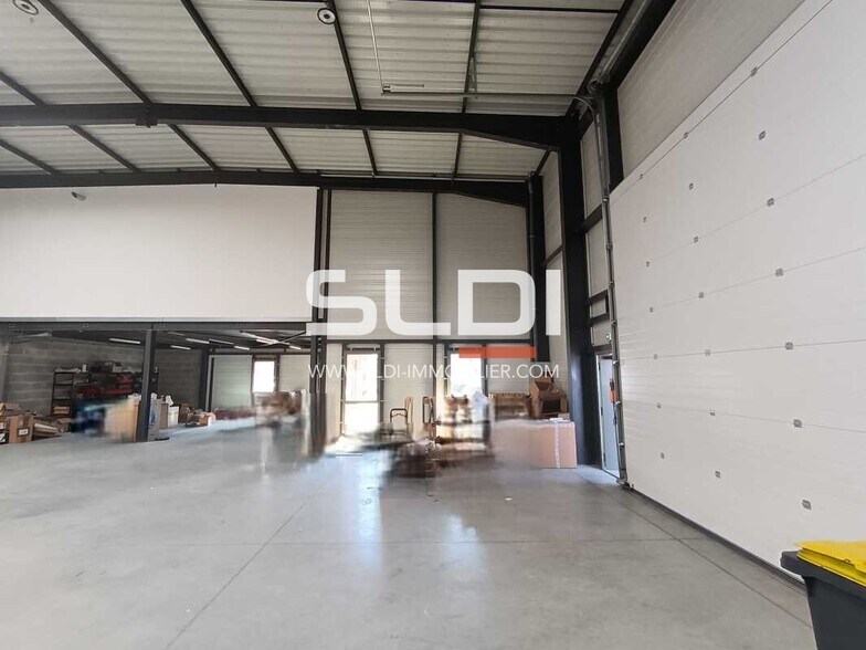 6 Rue D'Arsonval, Chassieu à louer - Photo du bâtiment - Image 3 de 15