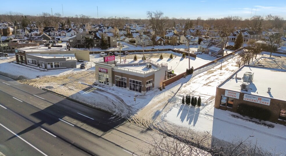 27861 Woodward Ave, Berkley, MI à vendre - Photo du bâtiment - Image 2 de 5