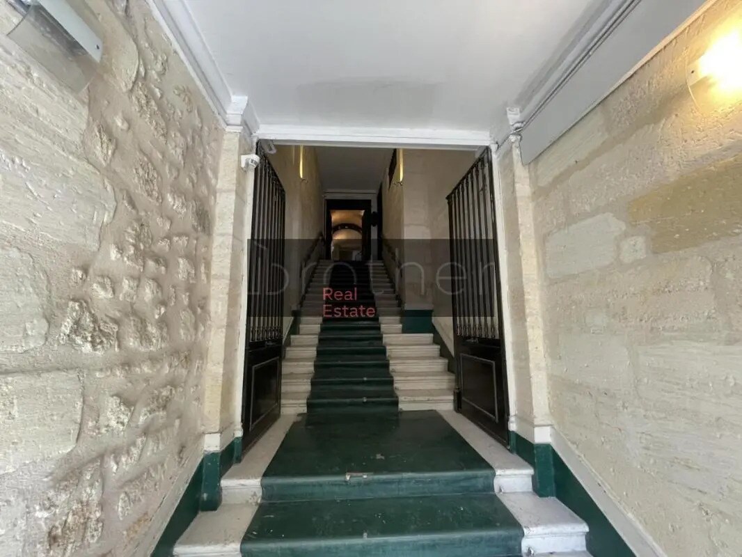Bureau dans Bordeaux à louer Hall d’entrée- Image 1 de 9