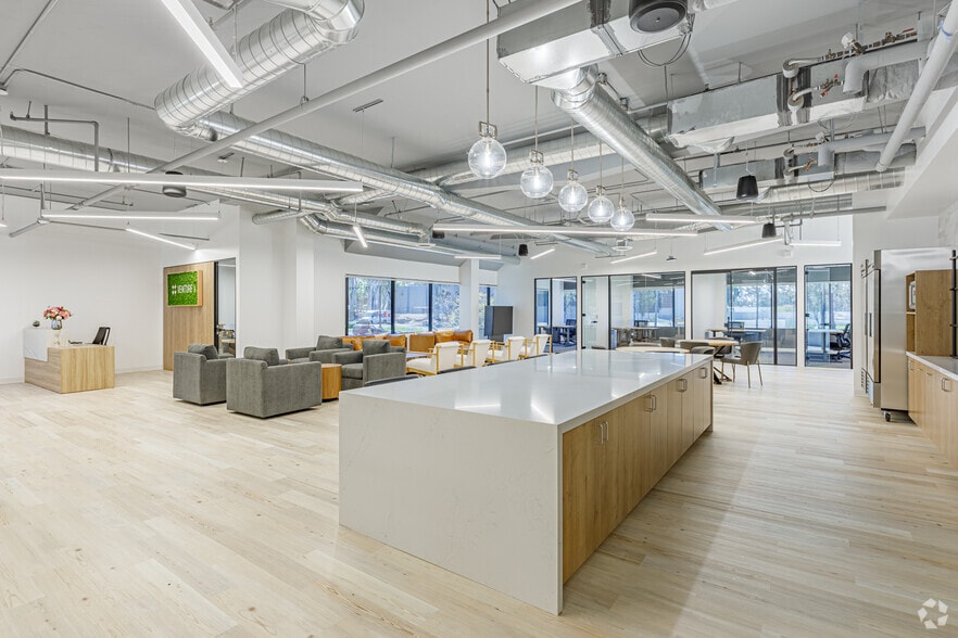 10089 Willow Creek Rd, San Diego, CA à louer - Photo intérieure - Image 3 de 24