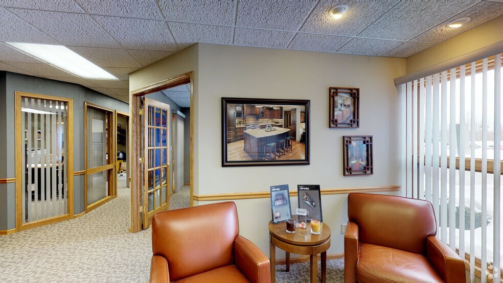 1001 W Glen Oaks Ln, Mequon, WI for sale - Matterport 3D Scan - Image 2 of 20