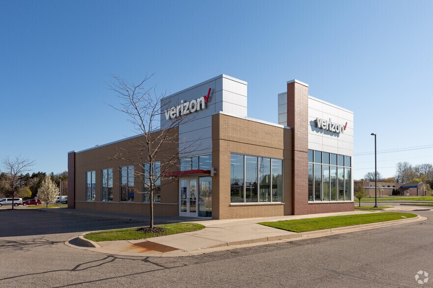 5563 28th St, Grand Rapids, MI à louer - Photo du bâtiment - Image 2 de 4