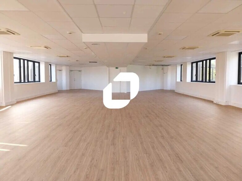 12 Rue Du Fort De Saint-Cyr, Montigny-le-Bretonneux for lease - Interior Photo - Image 1 of 7