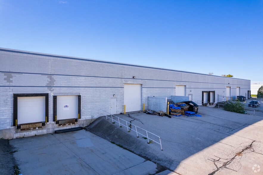 400 W Bell Ct, Oak Creek, WI for lease - Building Photo - Image 3 of 8