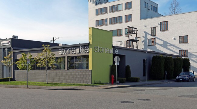 Plus de détails pour 1775 Pine St, Vancouver, BC - Commerce de détail à louer