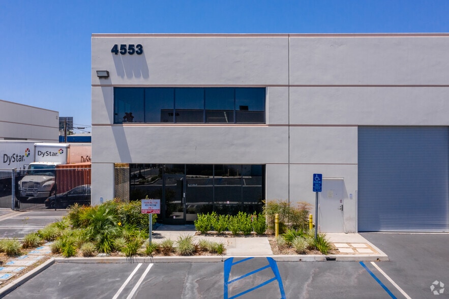 4553-4557 Firestone Blvd, South Gate, CA for lease - Building Photo - Image 2 of 18