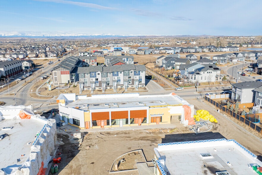 1 Rancher's Blvd, Okotoks, AB à vendre - Photo du bâtiment - Image 2 de 4