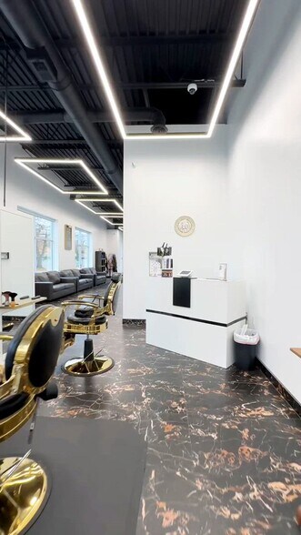 22738 Ford Rd, Dearborn Heights, MI à vendre - Vidéo sur l’inscription commerciale - Image 2 de 32