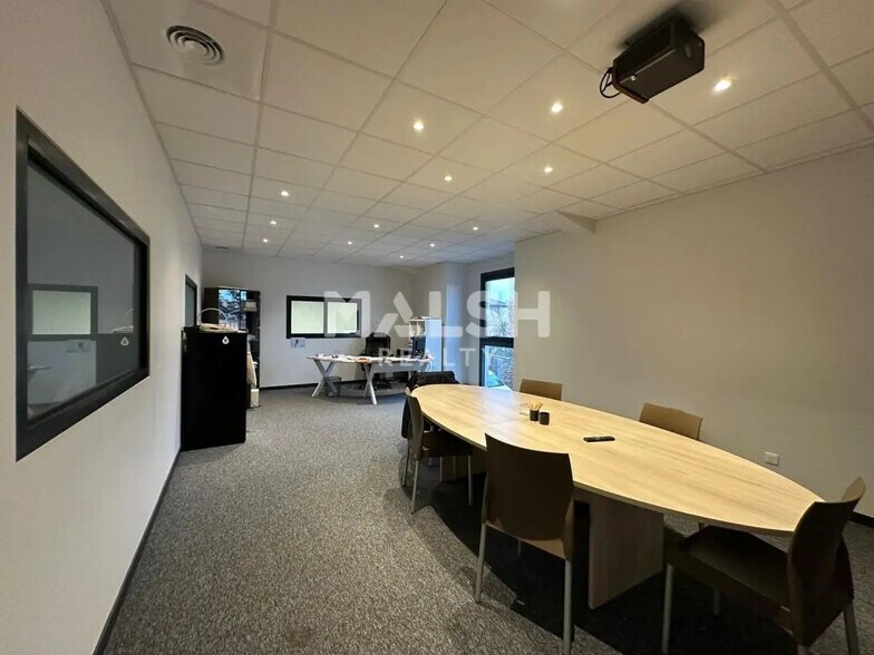 Flex in Décines-Charpieu for lease - Interior Photo - Image 2 of 12