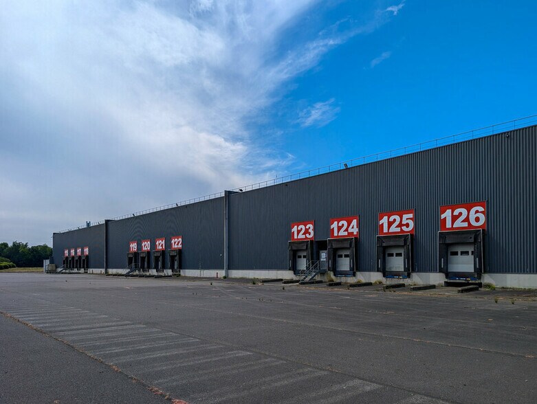 Office in Gaël for lease - Building Photo - Image 3 of 12