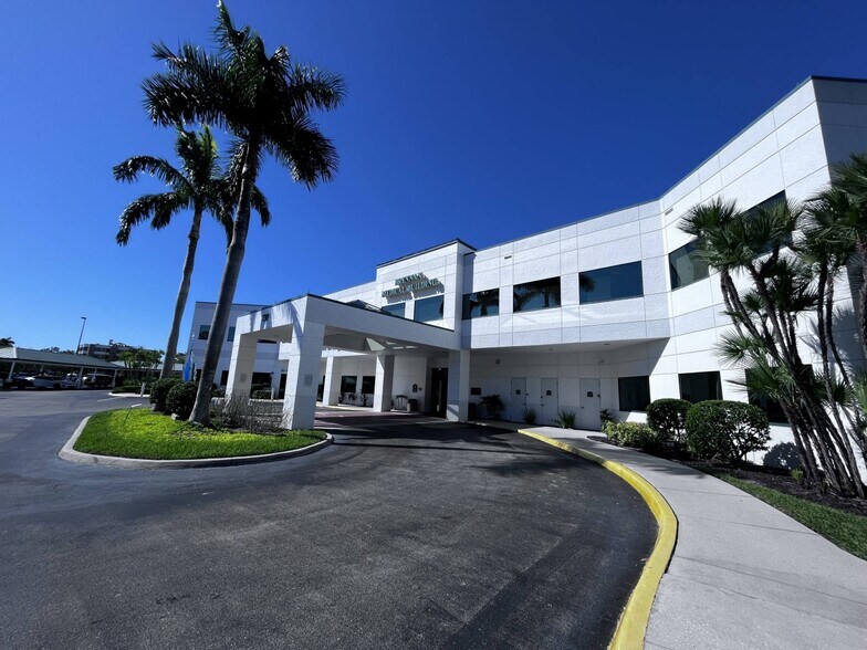 730 Goodlette Rd N, Naples, FL à louer - Photo du bâtiment - Image 1 de 4