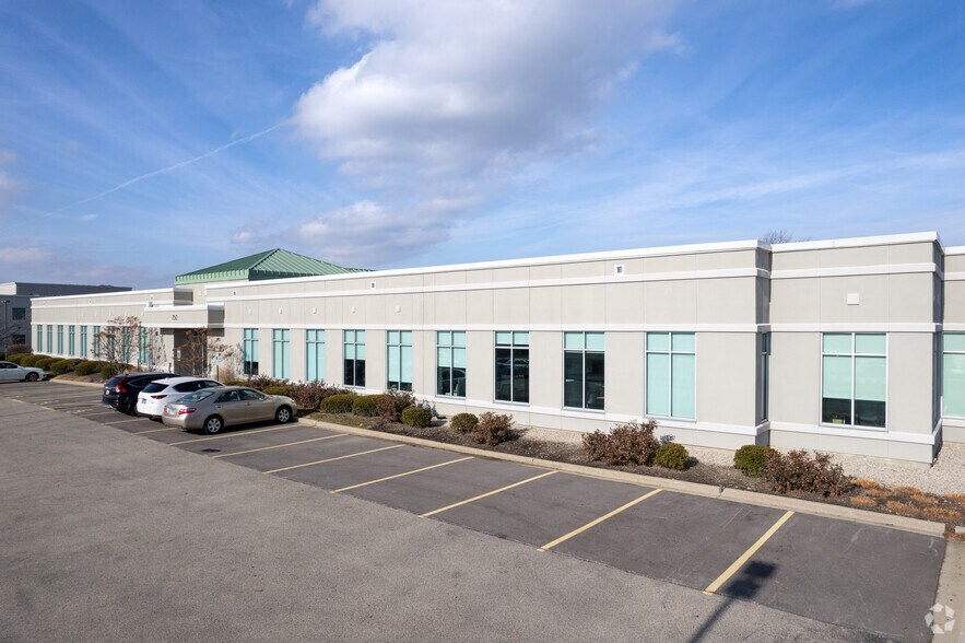 750 Estate Dr, Deerfield, IL à louer - Photo du bâtiment - Image 2 de 4