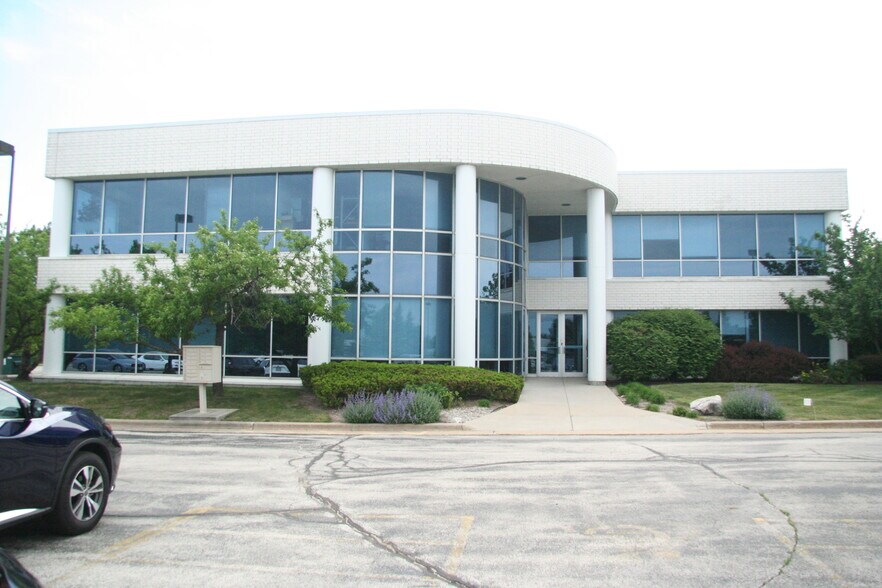 N28W23050 Roundy Dr, Pewaukee, WI à vendre - Photo du bâtiment - Image 2 de 50