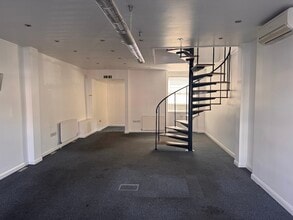 127 Station Rd, London for lease Interior Photo- Image 2 of 11