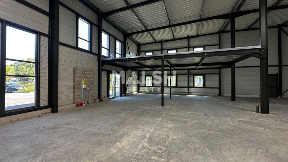 Flex in Trévoux for lease - Interior Photo - Image 3 of 10
