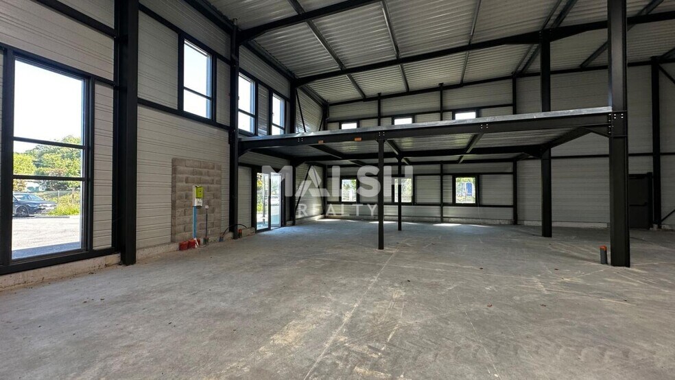 Flex in Trévoux for lease - Interior Photo - Image 3 of 10