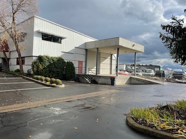 5877 Crater Lake Hwy, Medford, OR for sale - Building Photo - Image 2 of 2