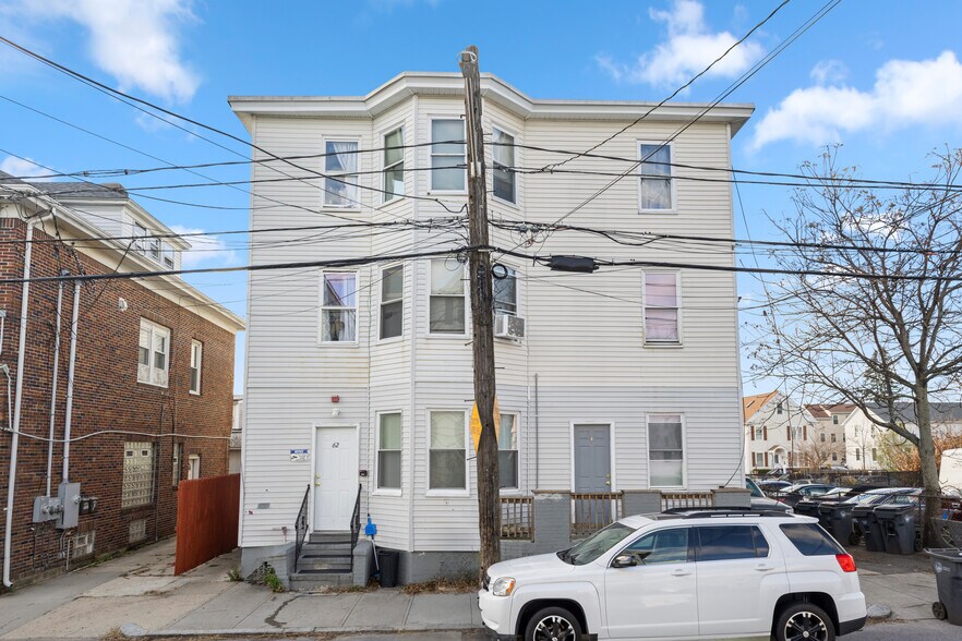 62 Russo St, Providence, RI à vendre - Photo du bâtiment - Image 1 de 39