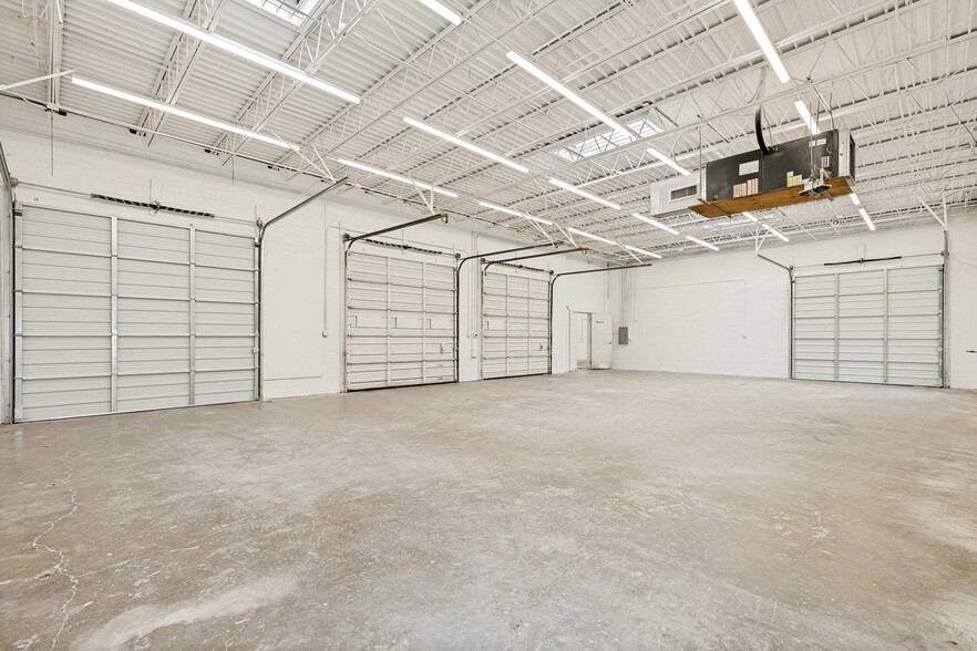 400 Bishop Ave, Richardson, TX for lease - Building Photo - Image 2 of 3